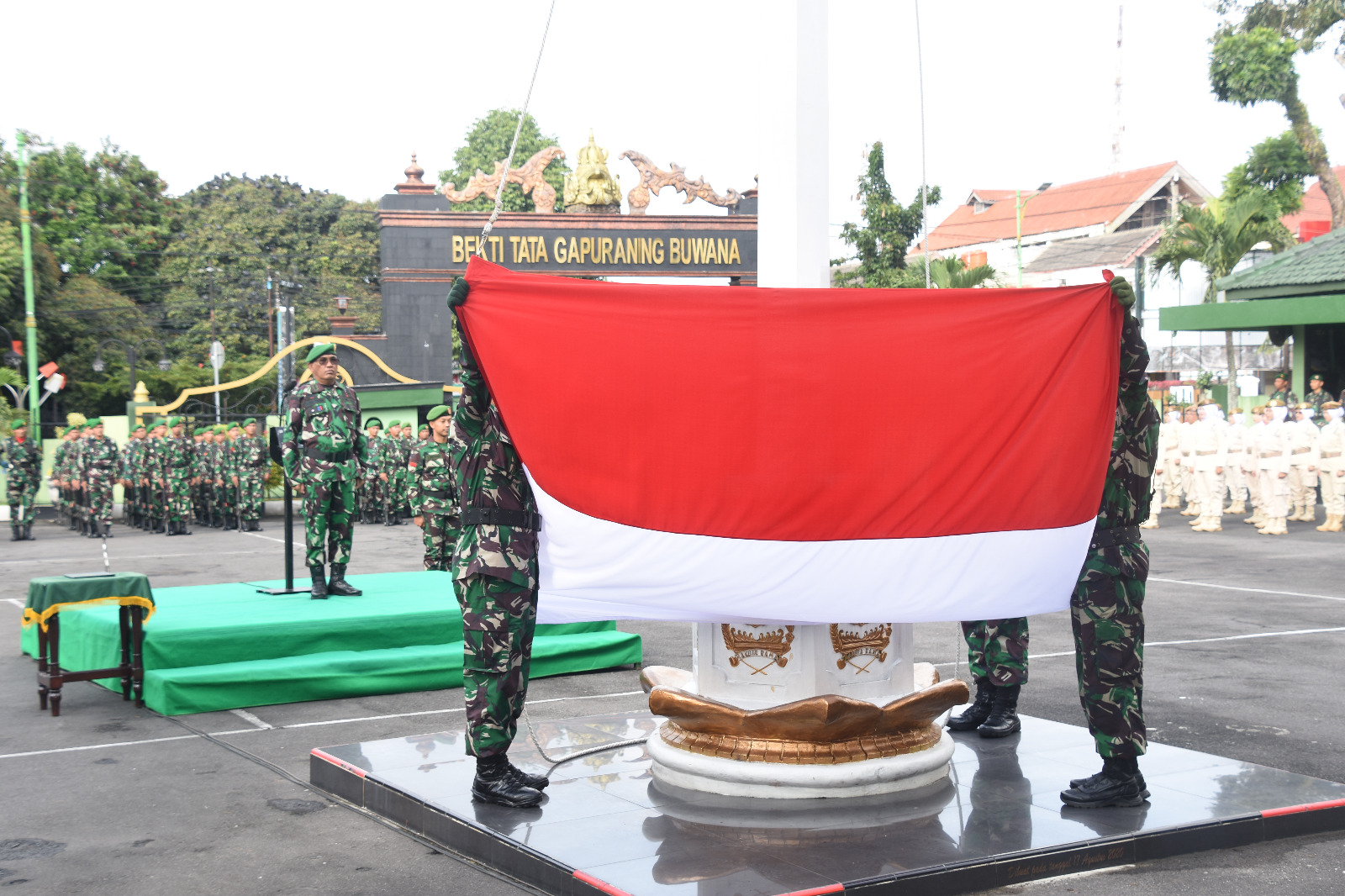 Dengan Penuh Semangat, Prajurit Korem 073/Makutarama Laksanakan Upacara Bendera